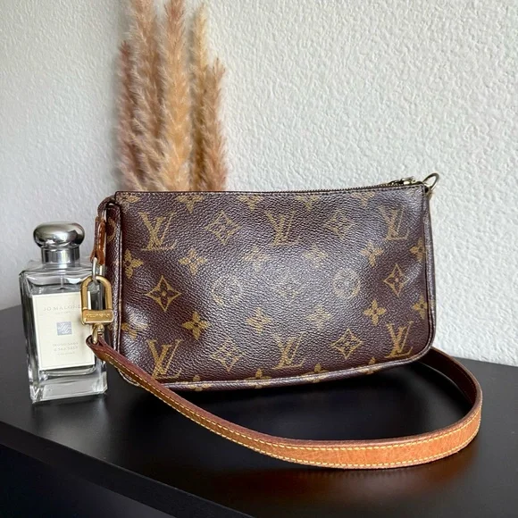 🌼AUTHENTIC Louis Vuitton Pochette with ORIGINAL LV strap🌼 - Picture 1 of 15